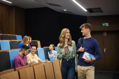 The student ABC | WSB Merito Gdańsk University: Studenci podczas zajęć w auli uniwersytetu