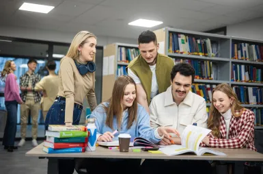 The student ABC | WSB Merito Gdańsk University: Studenci w bibliotece podczas wspólnej przerwy