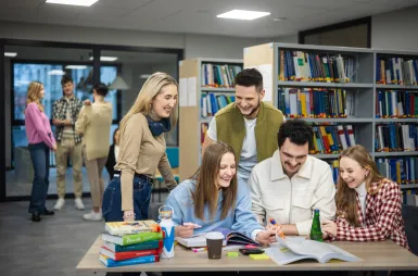 Search results | WSB Merito Gdańsk University: Studenci pracują w grupie w bibliotece