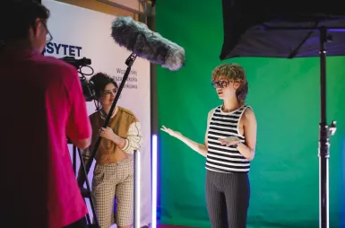 Our campus | WSB Merito Gdańsk University: Studenci kręcą materiał w studio filmowo-fotograficznym