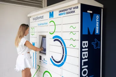 The student ABC | WSB Merito Gdańsk University: Studentka przy książkomacie 