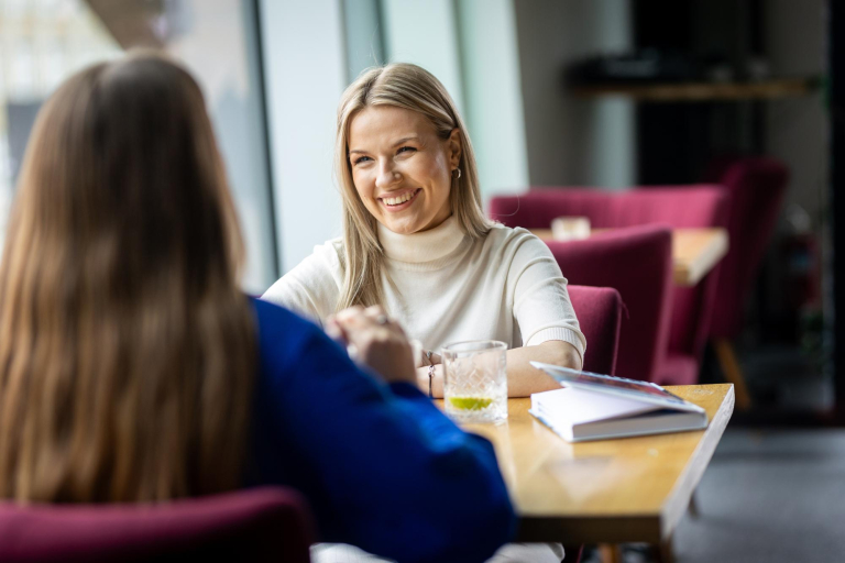 Career Office | WSB Merito Gdańsk University: Rozmowa studentek w przestrzeni kawiarni 
