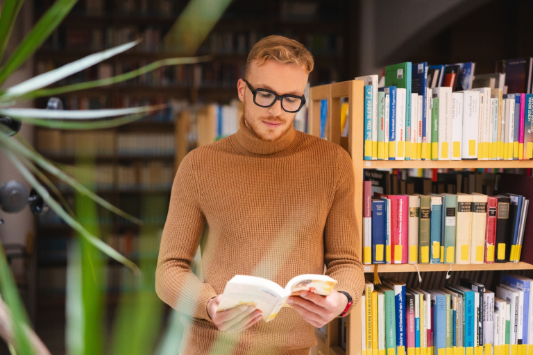 Academic publications | WSB Merito Gdańsk University: Mężczyzna czytający książkę