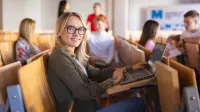 Who we are | WSB Merito Łódź University: Studentka przygotowuje się na zajęcia na Uniwersytecie WSB Merito w Łodzi