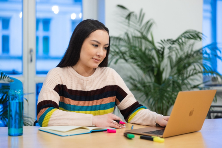 MeritoGO – Frequently Asked Questions (FAQ) | WSB Merito Łódź University: Student working with MeritoGo