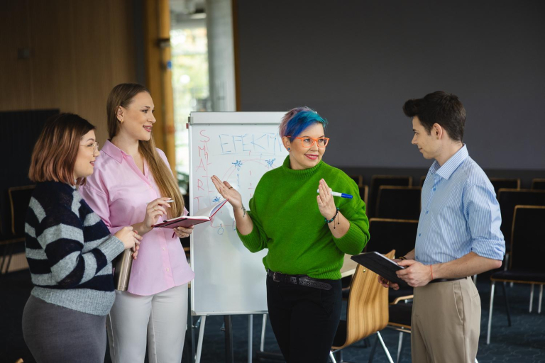 Who we are | WSB Merito Opole University: Wykładowca Uniwersytetu WSB Merito Opole tłumaczący studentom zagadnienia