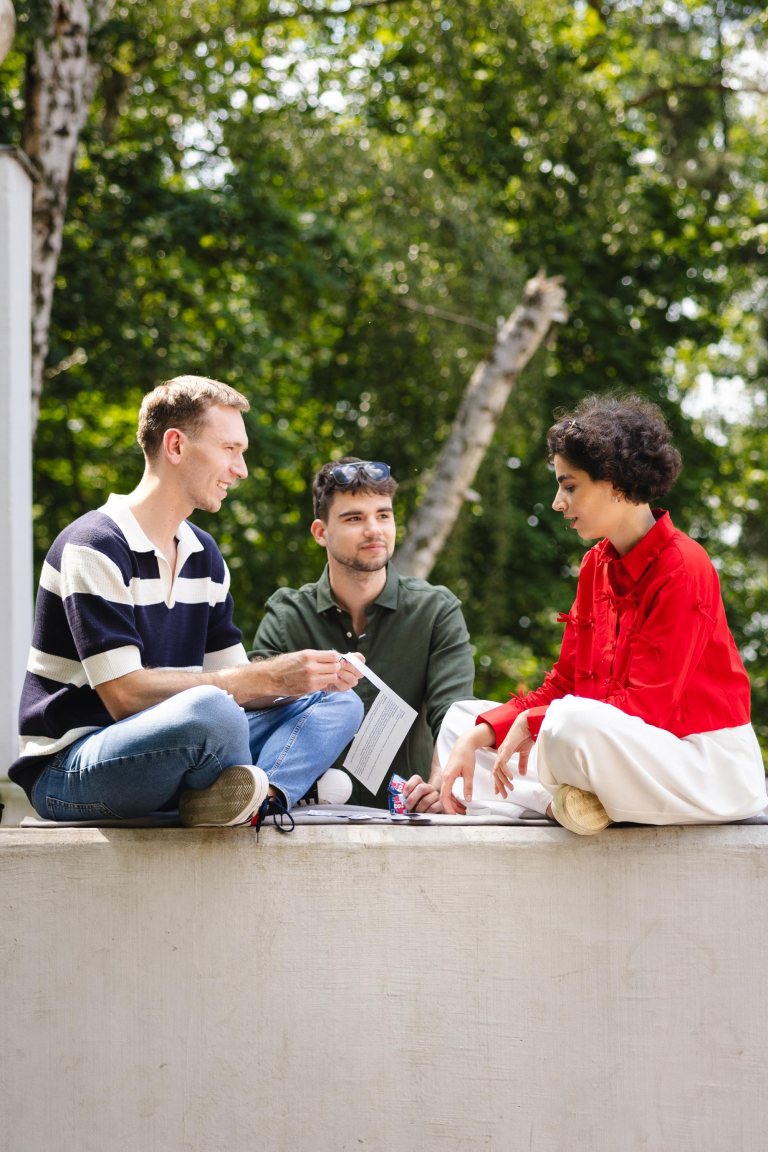 Centre for International Cooperation | WSB Merito Opole University: Grupa ludzi rozmawia