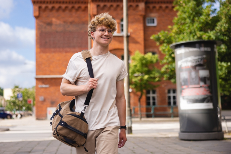 Our values | WSB Merito Poznań University: Student idzie na zajęcia na uczelni