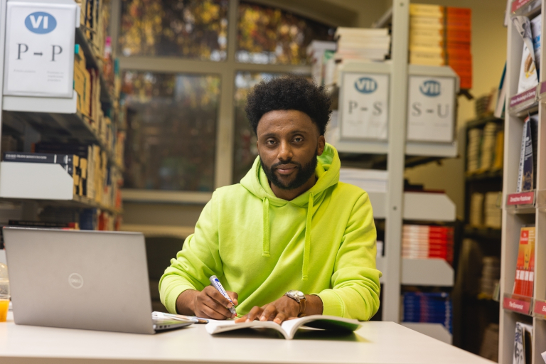 How to legalise your stay in Poland? | WSB Merito Poznań University: Student in a library