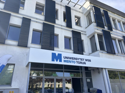 Language certificates | WSB Merito Toruń University: budynek uczelni Uniwersytetu WSB Merito Toruń od ul. Dekerta