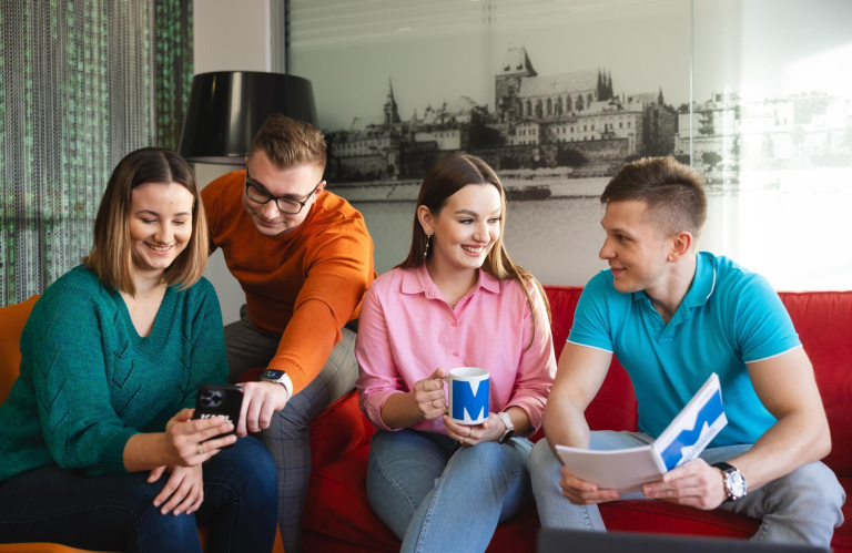 Search results | WSB Merito Toruń University: grupa studentów spędza czas wolny między zajęciami w strefie wypoczynku na uczelni