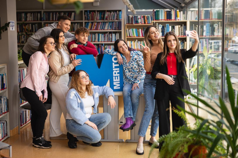 Główne zdjęcie: Toruń - Nasze wartości - grupa studentów w bibliotece