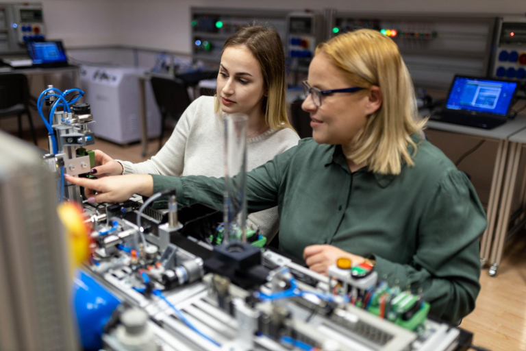 Strona główna | WSB Merito Toruń University: Studentki w laboratorium 