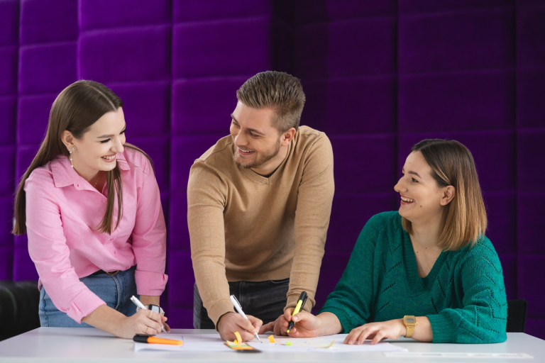 Grafika główna: poznaj uniwersytet - grupa 3 studentów przygotowuje się do zajęć w strefie studenta