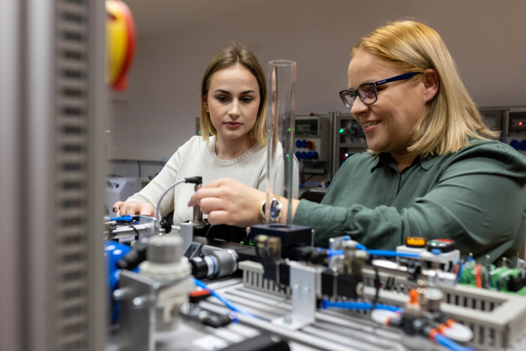 Wykładowczyni i studentka pracują w laboratorium inżynierii