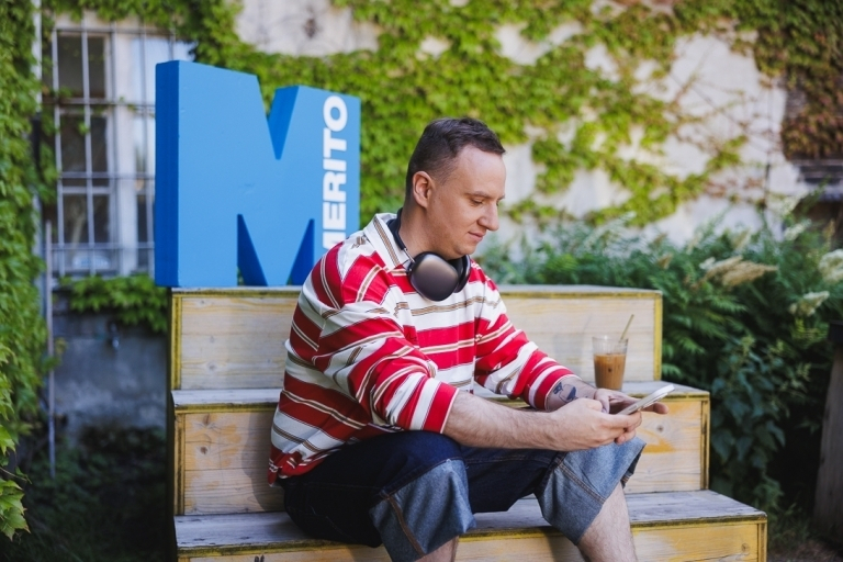 Required language certificates | WSB Merito Toruń University: Student leaning against Merito logo