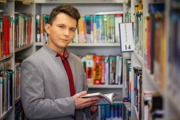 International Relations Office | WSB Merito Warsaw University: Student w bibliotece 