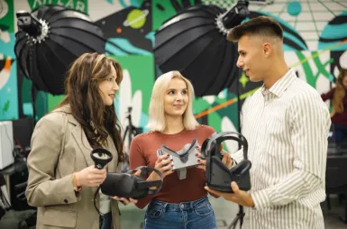 Laboratories and workrooms | WSB Merito Wrocław University: studenci na zajęciach w laboratorium rozszerzonej rzeczywistości