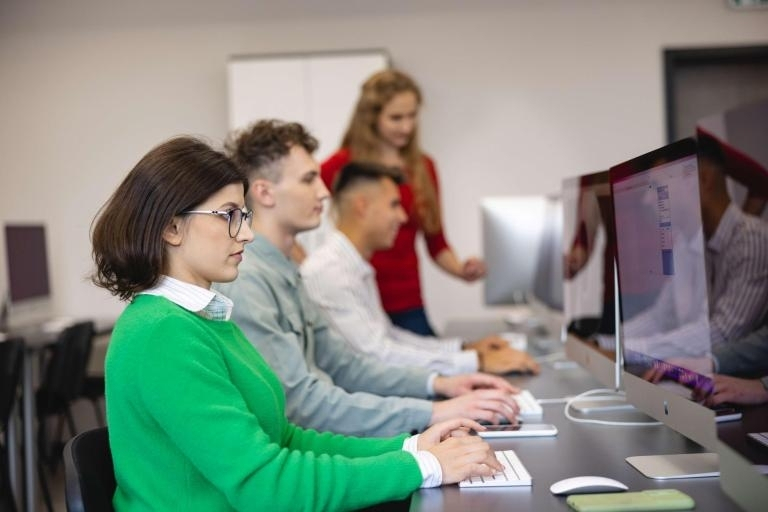 Preparatory language courses for international students | WSB Merito Wrocław University: Students in a computer lab