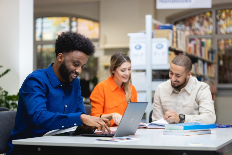 Centre for International Cooperation | WSB Merito Wrocław University: A group of students in a library