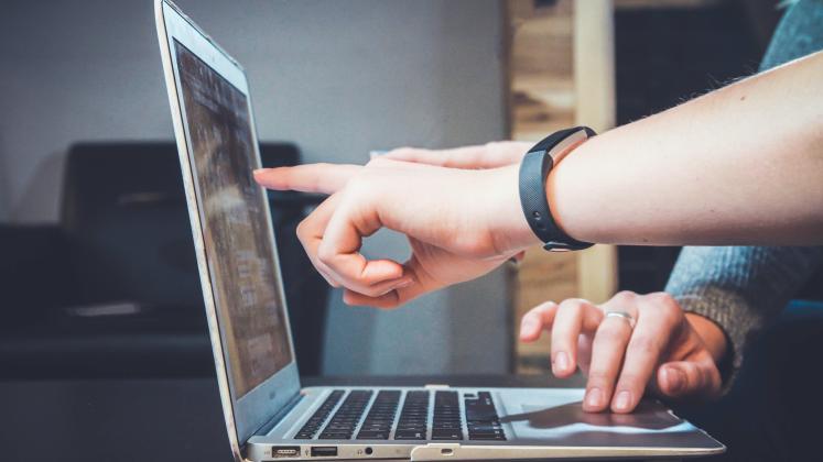 ręce dłonie mentoring coaching laptop pomoc