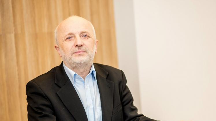 męzczyzna marynarka koszula broda