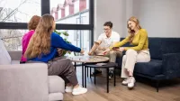Wczesne wspomaganie rozwoju z elementami integracji sensorycznej | Studia I stopnia w Gdańsku | Uniwersytet WSB Merito w Gdańsku: Studenci grają na przerwie w grę karcianą