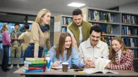 Pedagogika opiekuńczo-wychowawcza z proﬁlaktyką społeczną | Studia II stopnia w Gdańsku | Uniwersytet WSB Merito w Gdańsku: Studenci w bibliotece podczas wspólnej przerwy