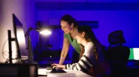 Programowanie | Studia I stopnia w Gdańsku | Uniwersytet WSB Merito w Gdańsku: Studentki siedzą wieczorem przy monitorze i pracują