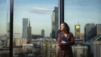 Gospodarowanie nieruchomościami | Studia I stopnia w Gdańsku | Uniwersytet WSB Merito w Gdańsku: Kobieta na tle wieżowców 