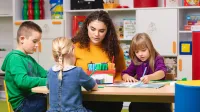 Pedagogika przedszkolna i wczesnoszkolna | Studia jednolite magisterskie w Gdańsku | Uniwersytet WSB Merito w Gdańsku: pedagog z dziećmi prowadzi zajęcia w przedszkolu