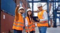 Logistyka | Studia II stopnia ze studiami podyplomowymi w Gdańsku | Uniwersytet WSB Merito w Gdańsku: Logistycy w strojach służbowych w pracy
