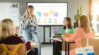 Pedagogika | Studia II stopnia w Gdańsku | Uniwersytet WSB Merito w Gdańsku: wykładowczyni oraz studentki w sali z tablicami
