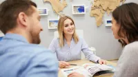 Turystyka i rekreacja | Studia II stopnia ze studiami podyplomowymi w Gdańsku | Uniwersytet WSB Merito w Gdańsku: pracownica biura podróży z klientami