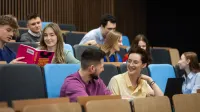 Translatoryka - język angielski | Studia II stopnia ze studiami podyplomowymi  | Uniwersytet WSB Merito w Gdańsku: rozmowa-studenci-aula