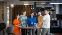 Edukacja Dorosłych z Animacją Społeczno-Kulturalną | Studia II stopnia ze studiami podyplomowymi  | Uniwersytet WSB Merito w Gdańsku: studenci-grupa-smiech-i-stopien