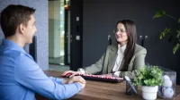 Administracja w ochronie zdrowia | Studia I stopnia w Gdańsku | Uniwersytet WSB Merito w Gdańsku: Student zapisuje się na studia w biurze rekrutacji