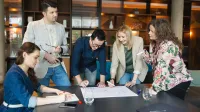 Employer Branding | Studia podyplomowe w Gdańsku | Uniwersytet WSB Merito w Gdańsku: Grupa słuchaczy studiów podyplomowych pracuje nad zagadnieniem