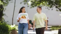 Wyniki wyszukiwania | Uniwersytet WSB Merito w Gdańsku: Studenci podczas spaceru w letni dzień