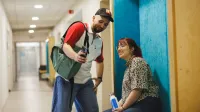 Bankowość i doradztwo finansowe | Studia II stopnia w Gdańsku | Uniwersytet WSB Merito w Gdańsku: Studenci na korytarzu Uniwersytetu