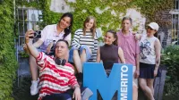Menedżer sprzedaży | Studia I stopnia w Gdańsku | Uniwersytet WSB Merito w Gdańsku: Studenci robią sobie selfie z sygnetem "M"