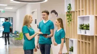 Pielęgniarstwo | Studia I stopnia w Gdańsku | Uniwersytet WSB Merito w Gdańsku: studenci w czasie rozmowy