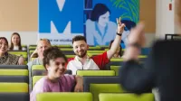 Specjalista kadr i płac z elementami technik coachingu | Studia II stopnia w Gdańsku | Uniwersytet WSB Merito w Gdańsku: Studenci w auli podczas wykładu
