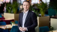 Zarządzanie w administracji publicznej | Studia II stopnia ze studiami podyplomowymi  | Uniwersytet WSB Merito w Gdańsku: Student w garniturze, zdjęcie biznesowe