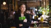 Marketing wizualny i multimedia w sprzedaży | Studia II stopnia w Gdańsku | Uniwersytet WSB Merito w Gdańsku: Studentka w przestrzeni kawiarni 