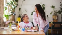 Rachunkowość i sprawozdawczość finansowa z elementami ESG | Studia II stopnia w Gdańsku | Uniwersytet WSB Merito w Gdańsku: Studentki w kawiarni podczas rozmowy