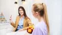 Zaawansowane techniki pracy psychodietetycznej z pacjentem (2. poziom Psychodietetyki) | Studia podyplomowe w Gdańsku | Uniwersytet WSB Merito w Gdańsku: studentki-w-gabinecie-dietetyk