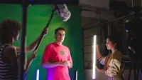Marketing i social media | Studia I stopnia w Gdańsku | Uniwersytet WSB Merito w Gdańsku: Studenci tworzą materiał video podczas zajęć w studio
