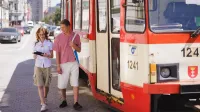 Transport Spedycja Logistyka | Studia I stopnia w Gdańsku | Uniwersytet WSB Merito w Gdańsku: Studenci przy starym tramwaju w Gdańsku