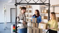 Logistyka i spedycja | Studia I stopnia w Gdańsku | Uniwersytet WSB Merito w Gdańsku: Studenci w magazynie z kartonami